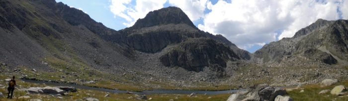 L'Estany de l'Obaga amb el vessant est de la Solana de Llauset en segon terme